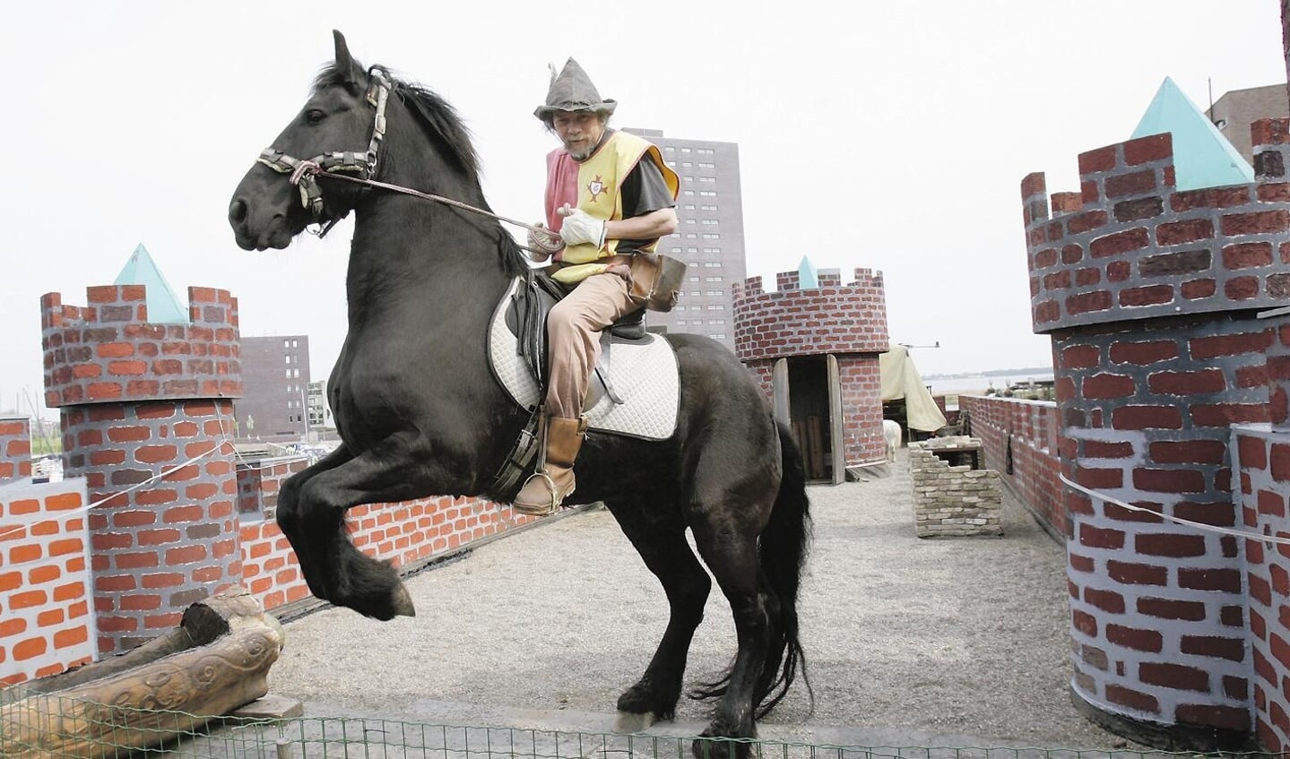 Len Vries zu Pferd auf dem Deck der Vlotburg
