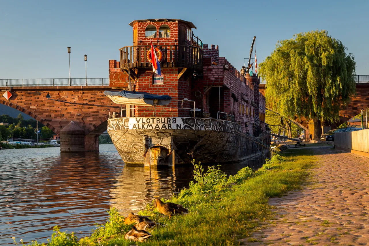 Das Burgschiff Vlotburg an einer Brücke in Alkmaar